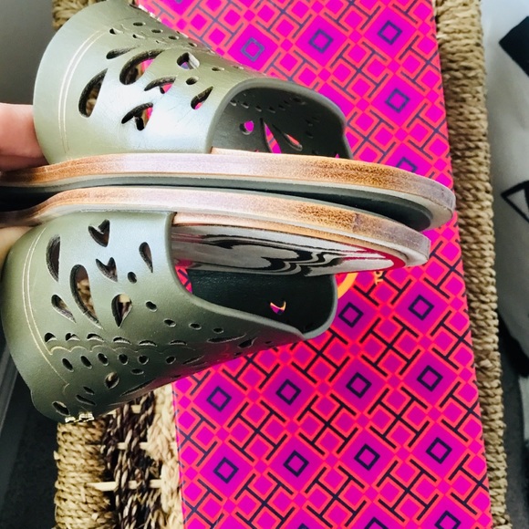 Tory Burch Annika Banana Leaf Sandals new in box - Picture 5 of 8